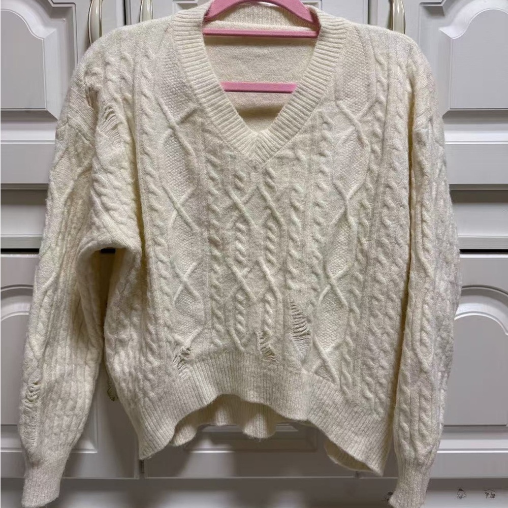 Elegant Cream V-Neck Cable Knit Sweater Size M